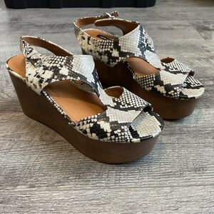 Nine West Snakeskin Platform Wedge Sandals Size 9.5